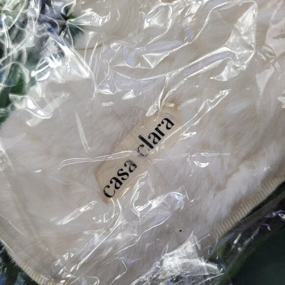 NWT Casa Clara Ava White Criss Cross Faux Fur Slipper size Small (36-37) - Picture 7 of 9